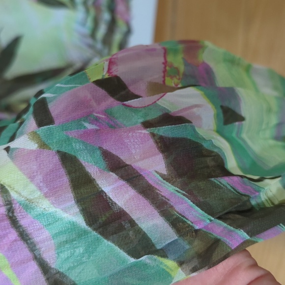 Gorgeous Olsen vacation sheer top - Picture 5 of 5